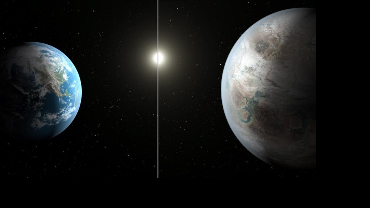 
 Fotografía cedida por la NASA el jueves 23 de julio de 2015, que muestra un concepto artístico que compara a la Tierra con Kepler-452b, el primer planeta en una zona habitable en la órbita de una estrella similar al Sol.
