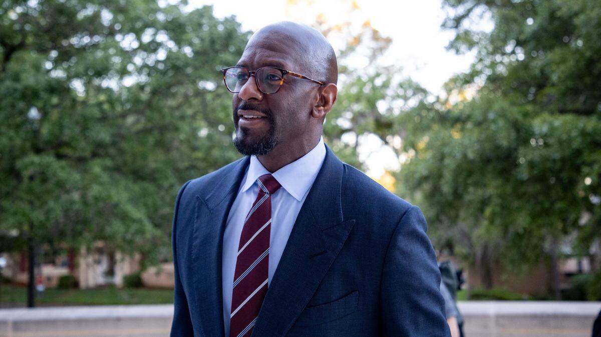 El ex alcalde de Tallahassee y candidato demócrata a gobernador de Florida en 2018, Andrew Gillum, llega al Tribunal Federal para la selección del jurado para su juicio por corrupción el lunes 17 de abril de 2023.