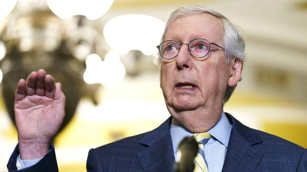 El líder de la minoría Mitch McConnell (R-Ky.) se dirige a los periodistas después del almuerzo semanal sobre políticas el martes 13 de diciembre de 2022.