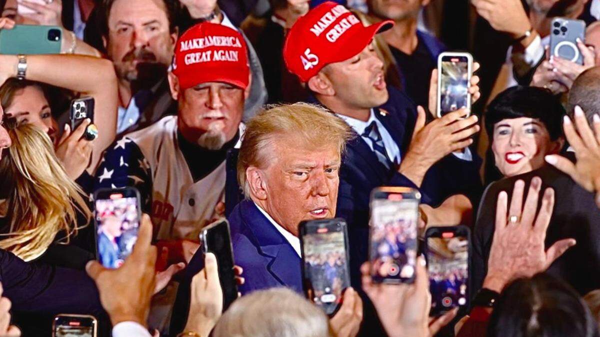 El expresidente Donald Trump interactúa con sus seguidores por primera vez en un evento en su club Mar-a-Lago en Palm Beach, Florida, el martes 4 de abril de 2023.