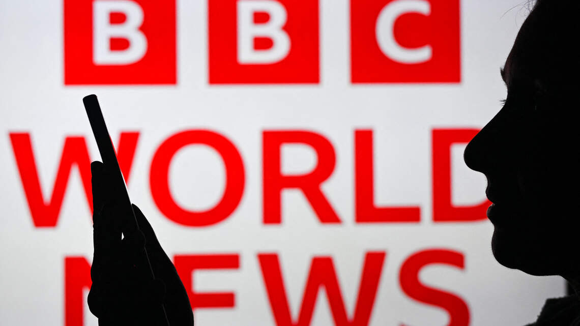 La BBC se queja a Apple después de que su nueva IA generase un titular de noticia falso