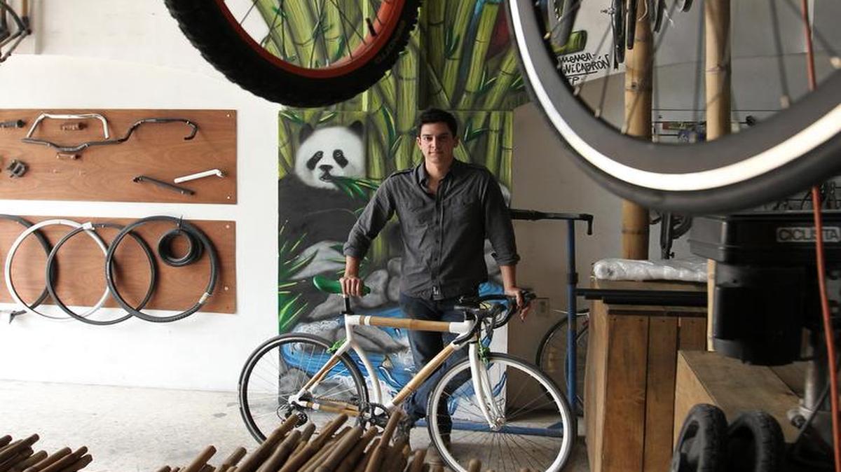 El mexicano Diego Cárdenas posa en su taller de Bamboocycle el 25 de julio de 2017, en Ciudad de México (México). A