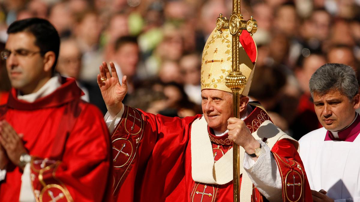 ARCHIVO - El papa Benedicto XVI llega para oficiar una misa el jueves 17 de abril de 2008, en el estadio de los Nacionales de Washington, en Washington. (AP Foto/Gerald Herbert, archivo)