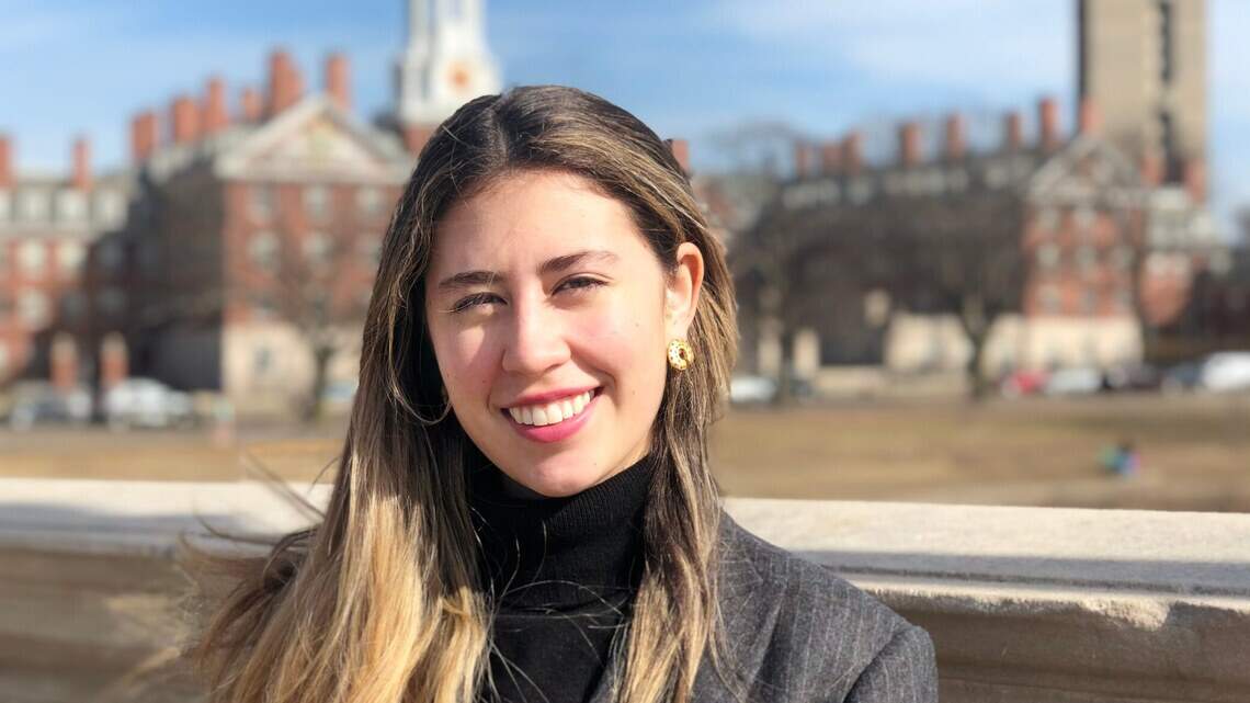 Joven colombiana de Miami es la primera presidenta hispana del periódico de Harvard