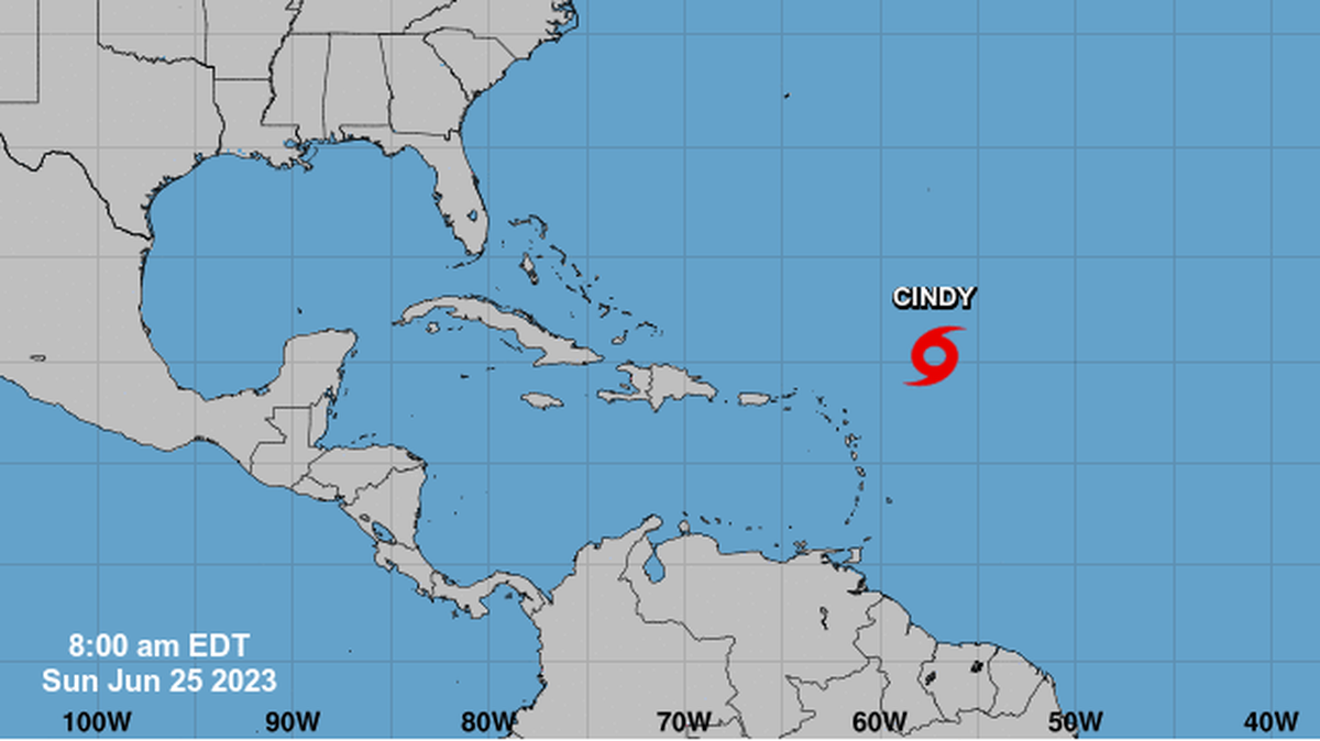 La tormenta tropical Cindy se debilita de forma gradual y en medio del Atlántico mientras se desplaza con dirección noroeste, informó este domingo el Centro Nacional de Huracanes (NHC, en inglés) de EEUU.