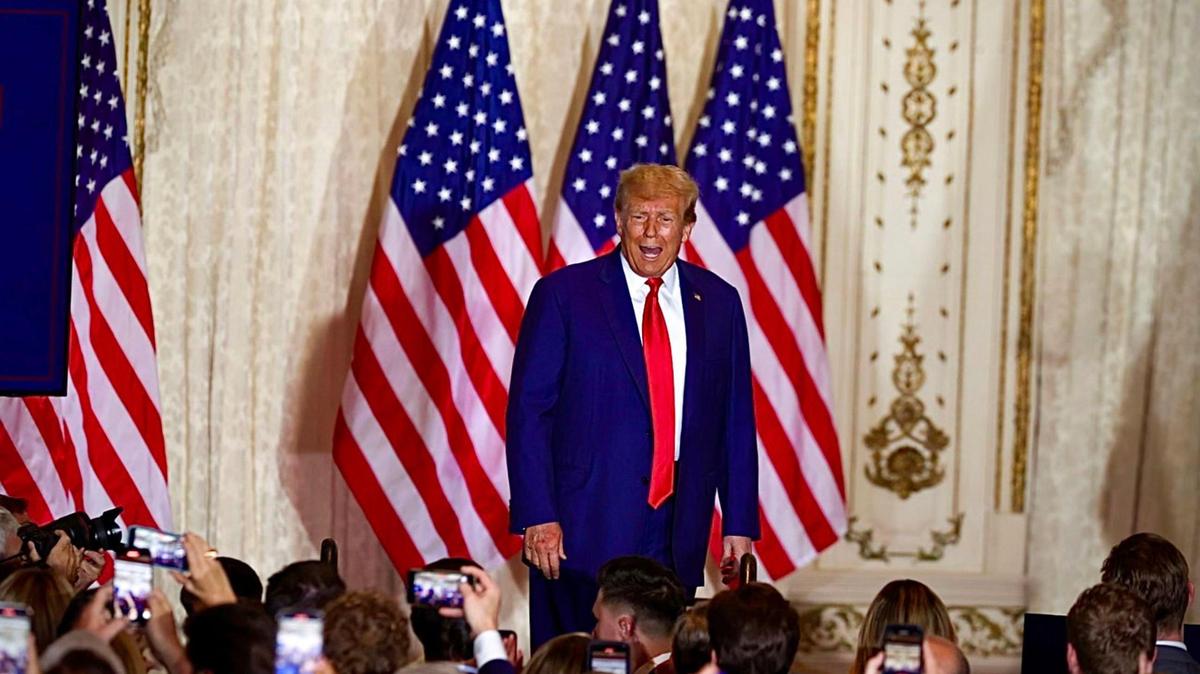 El ex presidente Donald Trump interactúa con sus partidarios por primera vez en Mar-a-Lago en Palm Beach, Florida, luego de su comparecencia en Nueva York el martes 04 de abril de 2023. Trump fue acusado por un gran jurado de Manhattan por su papel en un presunto Escándalo derivado de los pagos de dinero secreto realizados a la actriz de películas pornográficas Stormy Daniels antes de las elecciones presidenciales de EE. UU. de 2016.
