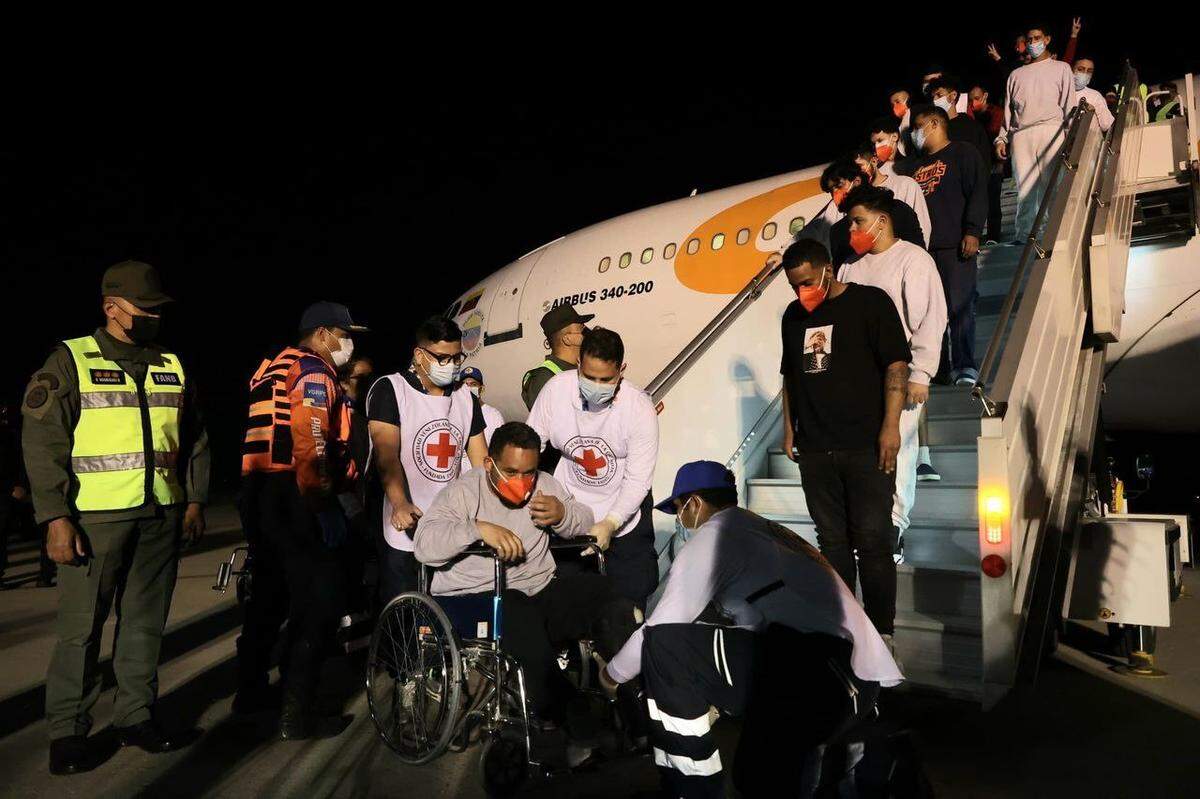 28 de marzo, 2025 - Un avión de Conviasa con 178 migrantes deportados aterrizó en Venezuela, la madrugada del viernes, en medio de tensiones entre Trump y Maduro sobre presuntos criminales venezolanos en EE.UU. 