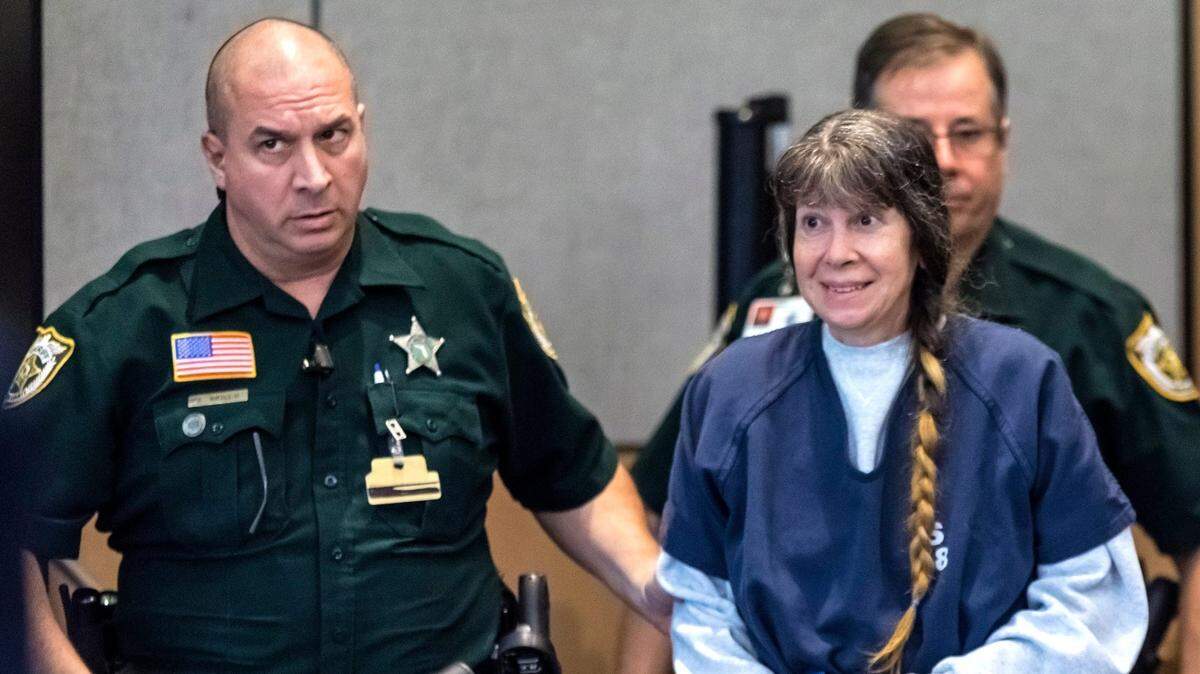 22 de noviembre, 2019; Sheila Keen-Warren sonríe a sus abogados defensores cuando comparece ante para una audiencia previa al juicio en su caso de asesinato en primer grado. Keen-Warren está acusada de vestirse como un payaso y matar a tiros a la esposa de su amante, Marlene Warren, en Wellington en 1990.