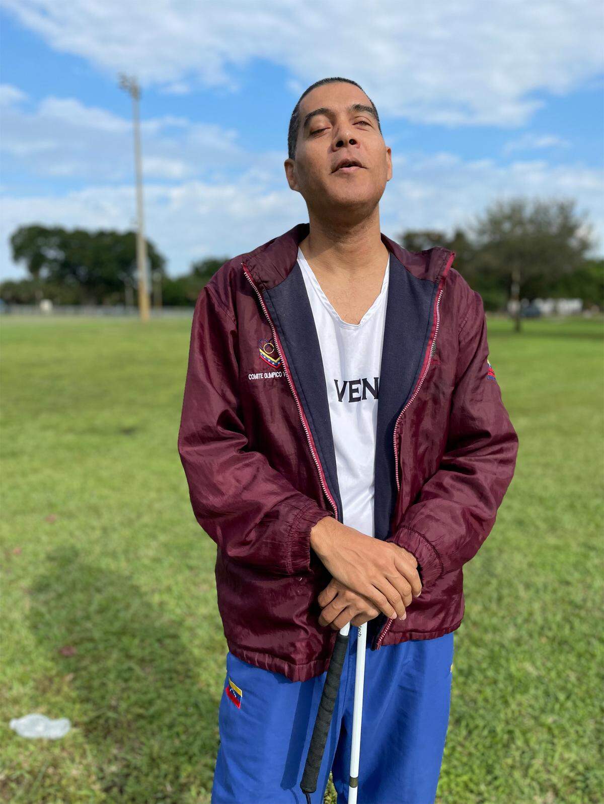 El venezolano Óscar Herrera, un atleta con discapacidad visual, necesita ayuda para encontrar un lugar permanente donde vivir en el sur Florida mientras solicita asilo.