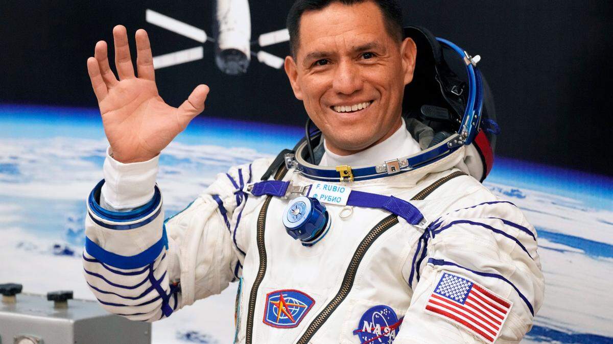 El astronauta de la NASA Frank Rubio, miembro de la tripulación principal de la expedición a la Estación Espacial Internacional (ISS), saluda antes del lanzamiento de la nave espacial Soyuz MS-22, en el cosmódromo ruso de Baikonur, Kazajstán, el miércoles 21 de septiembre de 2022. Rubio es de origen salvadoreño. (Foto AP/Dmitri Lovetsky)