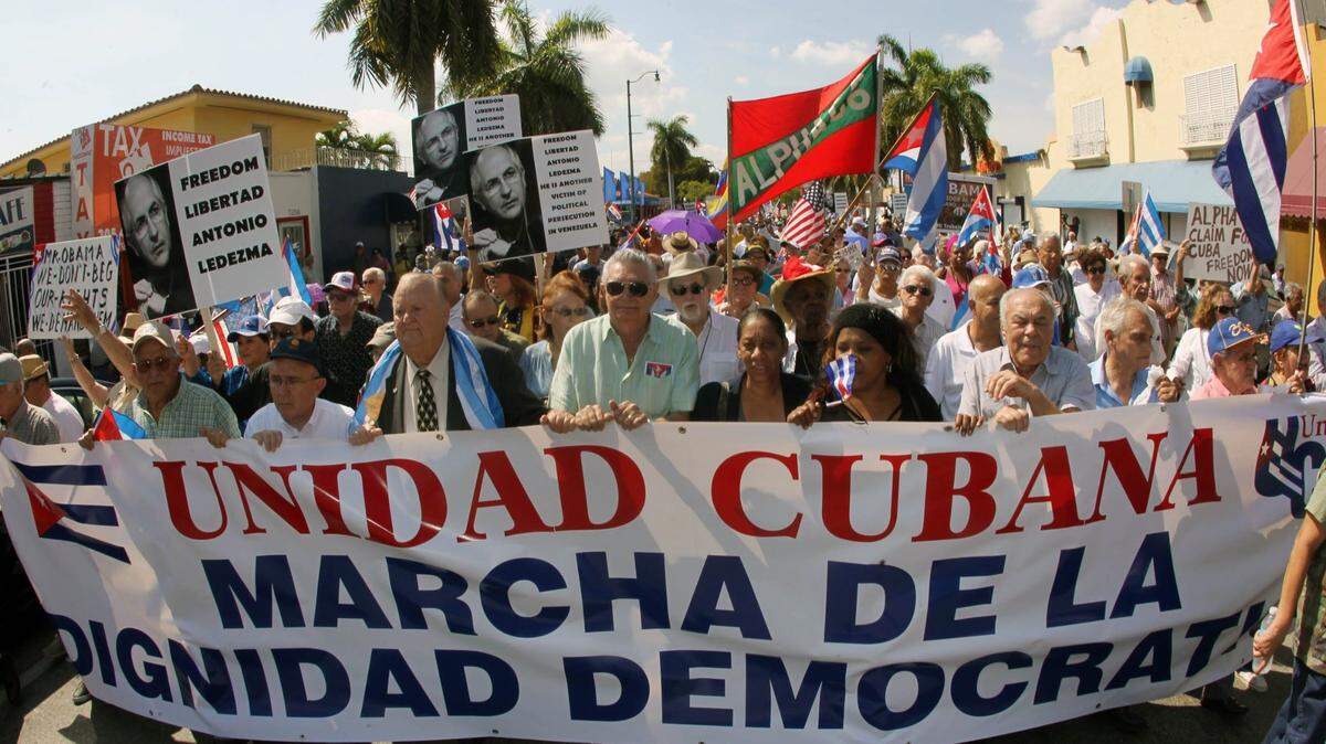 Foto de archivo del 24 de febrero de 2015 que muestra una marcha para recordar el derribo de las avionetas de los Hermanos al Rescate, en Miami. 