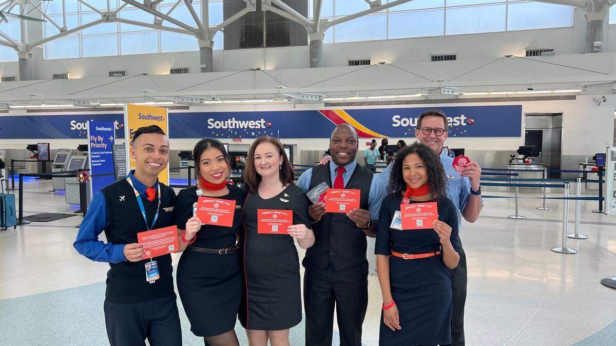 Auxiliares de vuelo realizaron una acción el 14 de junio de 2022 en el aeropuerto de Fort Lauderdale, Florida, para educar a las personas sobre la necesidad de combatir los ataques de los pasajeros indisciplinados en los aviones.