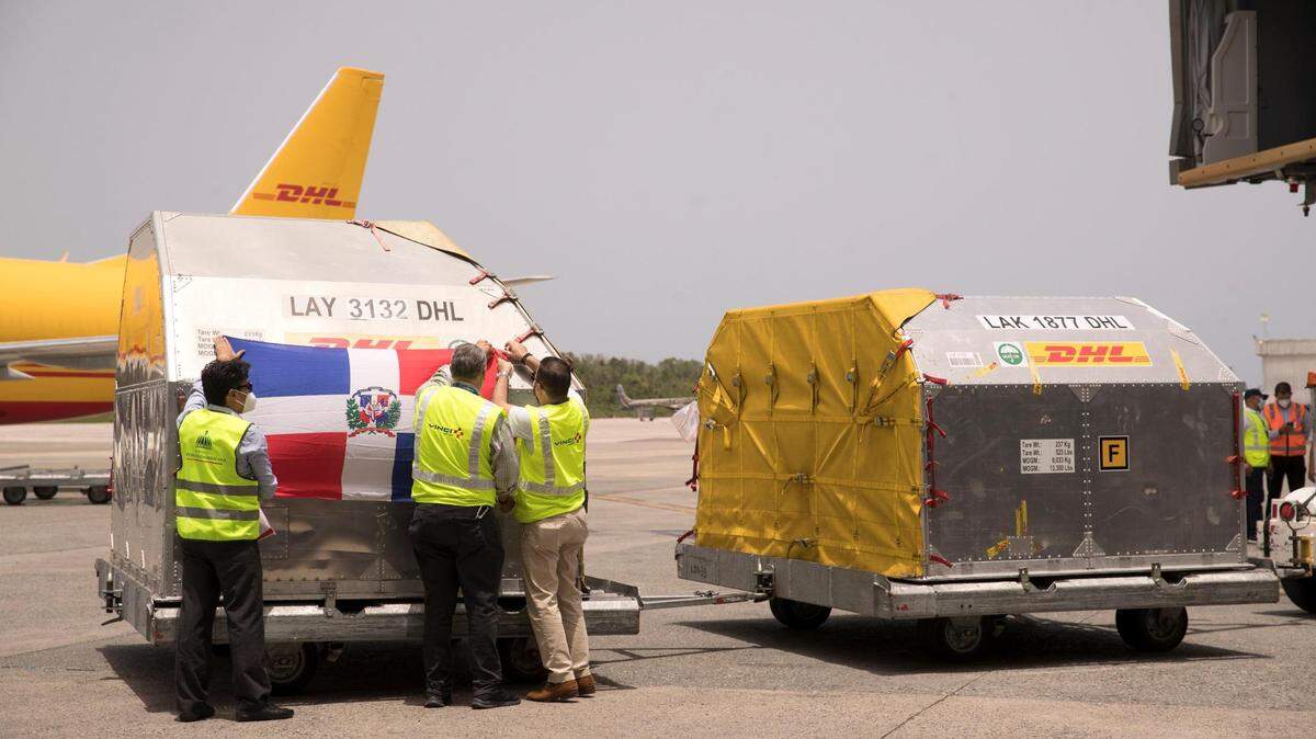 Empleados del Aeropuerto Internacional Las Américas, en Santo Domingo, República Dominicana, reciben un cargamento de vacunos contra el COVID-19, el 11 de junio de 2021.