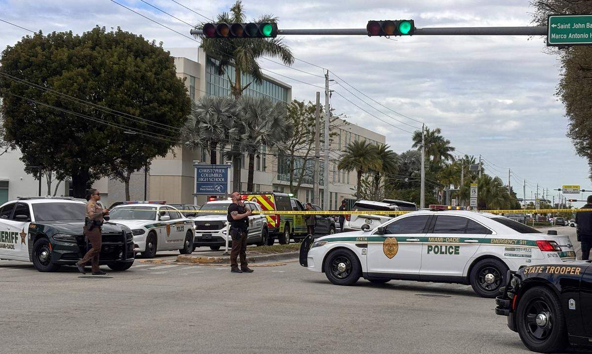 Agentes de la Oficina del Sheriff del condado de Miami-Dade respondieron a una llamada de emergencia por un presunto tiroteo en la escuela secundaria Christopher Columbus, ubicada en la Avenida 87, el miércoles 4 de febrero de 2026, en Miami. Las autoridades informaron que se trató de una falsa alarma que provocó el cierre temporal de la escuela, y confirmaron que todos se encontraban a salvo.