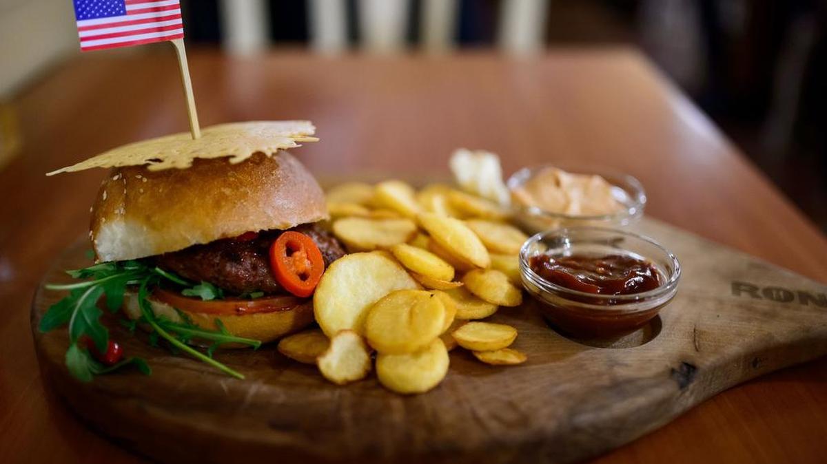 Una ‘Hamburguesa Presidencial’ se observa el 20 de diciembre de 2016 en Sevnica, Eslovenia, la ciudad natal de Melania Trump.