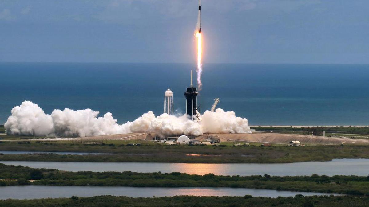 El cohete SpaceX Falcon 9 despega del complejo de lanzamiento 39-A del Centro Espacial Kennedy, que transporta la cápsula Dragon 2 en su segunda misión de reabastecimiento a la Estación Espacial Internacional, el 3 de junio del 2021.