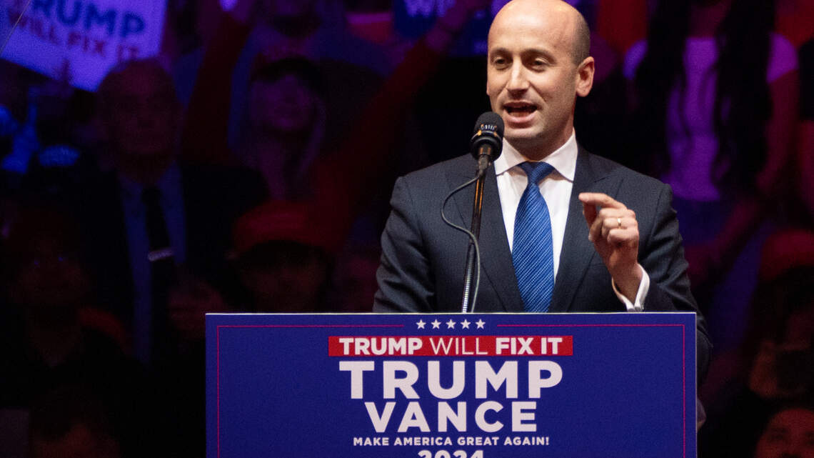 Miller, asesor de Trump, quiere hacer deportaciones a gran escala. Podría socavarlas en vez