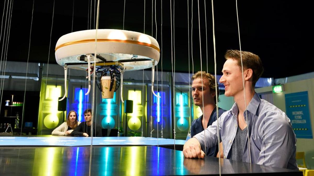 Esta foto del 19 de abril de la Universidad de Tecnología de Eindhoven muestra a un drone trayendo un café a unos clientes en el primer “Drone Café” del mundo.
