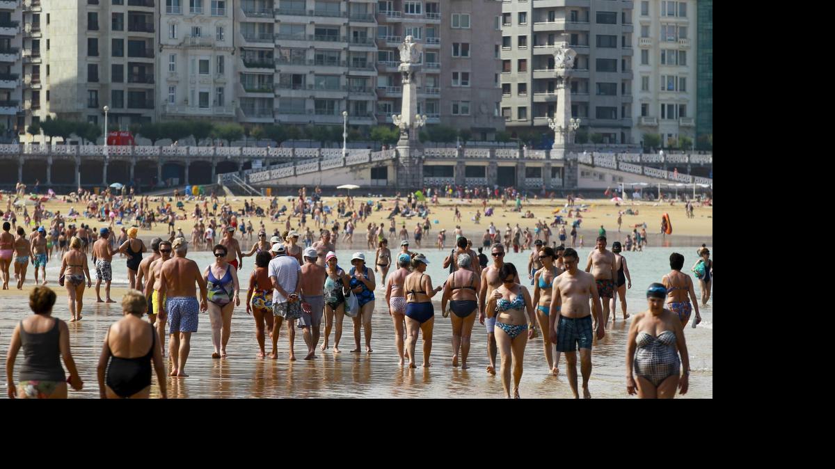 
 Donostiarras y visitantes disfrutan en la playa de la Concha de San Sebastián. La temperaturas en el País Vasco registrarán un ascenso extraordinario y llegarán a alcanzar el umbral de aviso amarillo y naranja en algunas zonas, con 37 grados en la costa y 39 en el interior.
