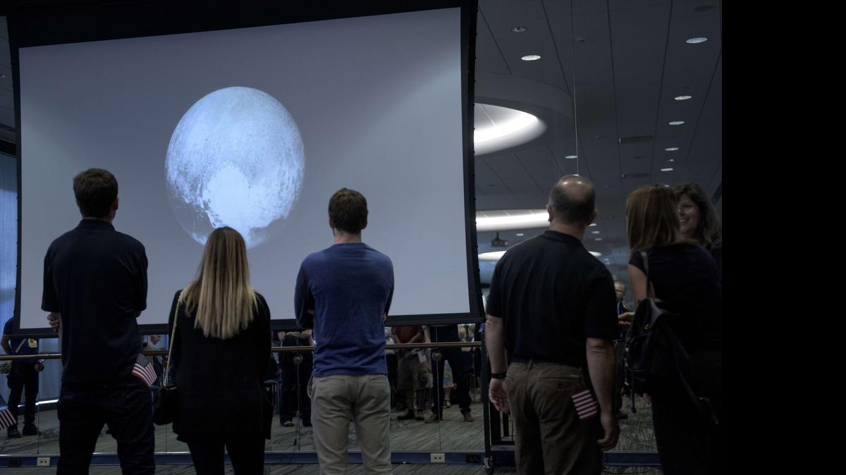 
La sonda espacial New Horizons, lanzada por la NASA en 2006, envió un mensaje a los científicos de que pasó con éxito muy cerca de Plutón, en un vuelo histórico que permitirá obtener más información sobre el planeta enano.
