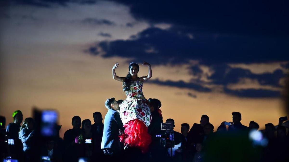 Rubí Ibarra baila durante su cumpleaños en Villa Guadalupe, estado de San Luis Potosí, el 26 de diciembre de 2016.