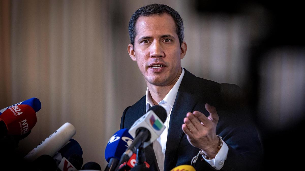 Coral Gables, Florida - 27 de abril de 2023 - El líder venezolano Juan Guaidó habla con los periodistas durante una conferencia de prensa en La Jolla Ballroom, 301 Alcázar Ave. Coral Gables.