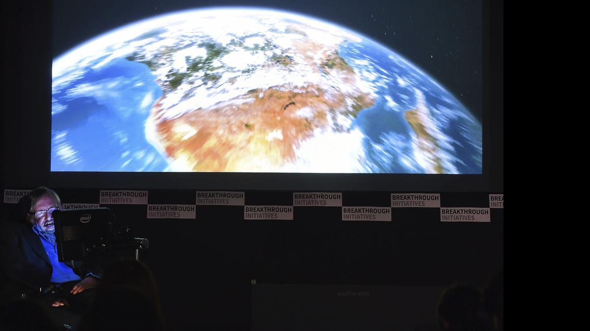 
El científico británico, Stephen Hawking y el multimillonario ruso, Yuri Milner (fuera de la imagen) comparecen en rueda de prensa para anunciar una nueva iniciativa científica global con la que pretenden buscar vida civilizada en el universo, en Londres, Reino Unido, hoy, 20 de julio de 2015. 
