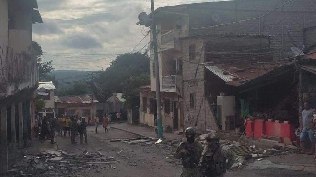 Al menos veinte personas resultaron heridas y más de cien viviendas fueron destruidas por un sismo de magnitud 6,3 que sacudió este viernes la provincia ecuatoriana de Esmeraldas, cerca de la frontera con Colombia.