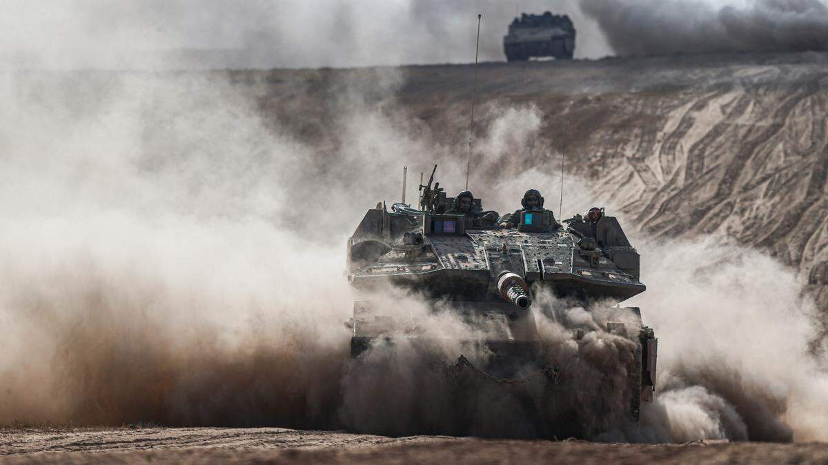 Tanques del Ejercito de Israel se movilizan cerca de la ciudad de Rafah, en el sur de Gaza, el miércoles 29 de mayo de 2024.