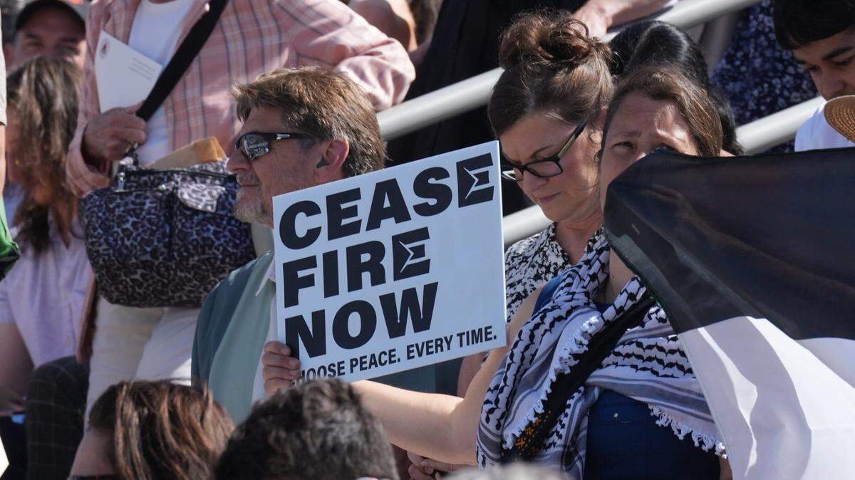 Princeton, Nueva Jersey – 28 de mayo de 2024 – Algunos graduados y los asistentes mostraron su apoyo a los palestinos y protestaron por la guerra en Gaza mientras ingresaban al Tiger Stadium en la ceremonia de graduación número 277 de la Universidad de Princeton.