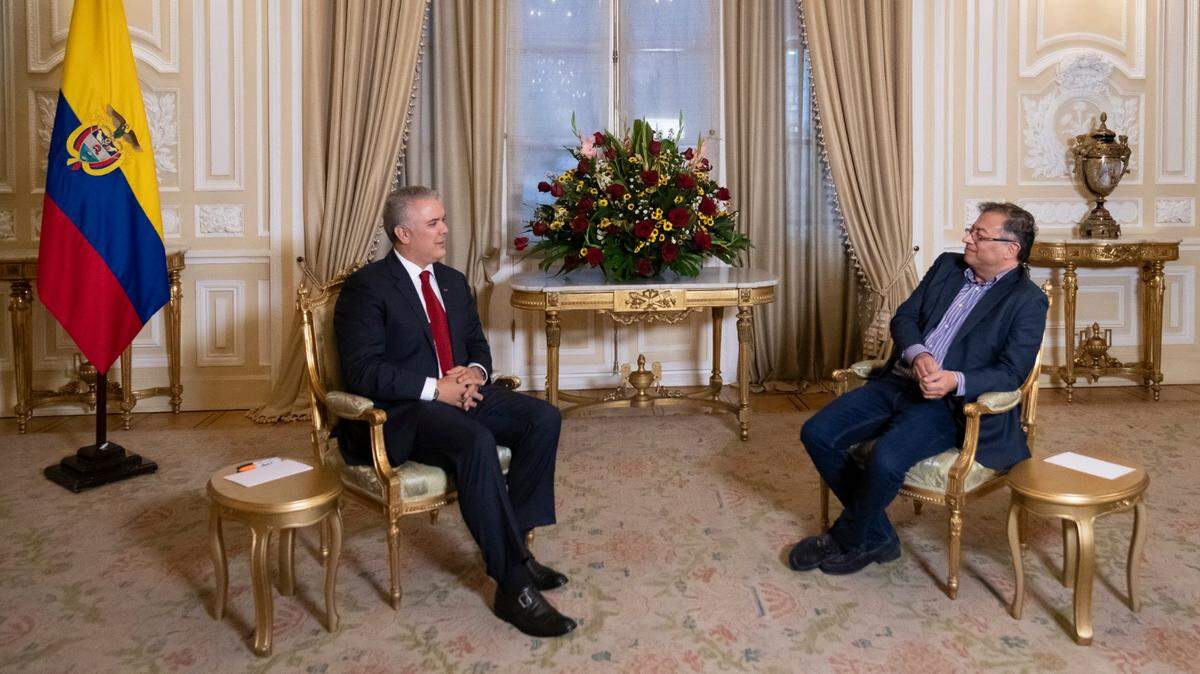 En esta foto publicada por la Oficina Presidencial de Colombia, el presidente electo de Colombia, Gustavo Petro (der.), se reúne con el actual presidente Iván Duque en el palacio presidencial de Bogotá, Colombia, el jueves 23 de junio de 2022. (César Carrión/Oficina Presidencial de Colombia vía PA)