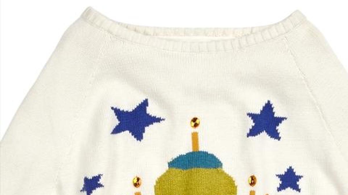 Dos de los suéteres de la línea de Whoopi Goldberg, a la venta en Lord & Taylor