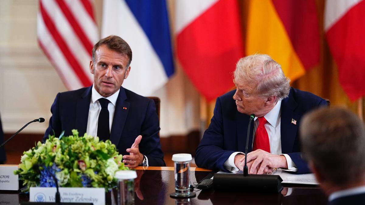El presidente Emmanuel Macron de Francia, a la izquierda, hace comentarios mientras el presidente de los Estados Unidos, Donald J. Trump, escucha mientras participan en una reunión multilateral con líderes europeos en la Sala Este de la Casa Blanca en Washington, DC, EEUU, el lunes 18 de agosto de 2025. Los líderes europeos están en la Casa Blanca en apoyo del presidente Zelenski luego de la reunión del presidente Trump con el presidente Vladimir Putin de Rusia en Anchorage, Alaska, EEUU, el viernes 15 de agosto de 2025.