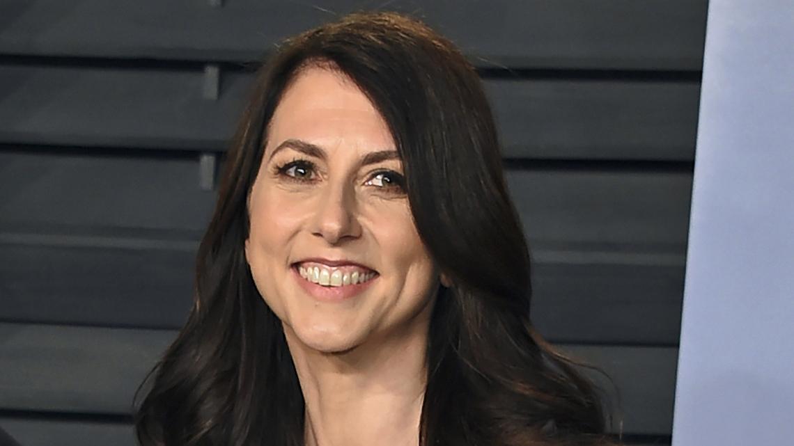 Como parte de una sorpresa MacKenzie Scott, ex esposa de Jeff Bezos, dona $40 millones a FIU