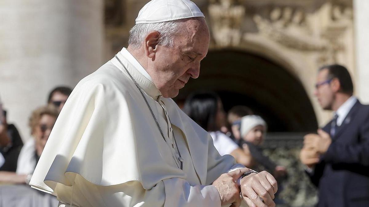 El papa Francisco mira el reloj durante la audiencia general de los miércoles en la plaza de San Pedro del Vaticano, el 11 de octubre de 2017.