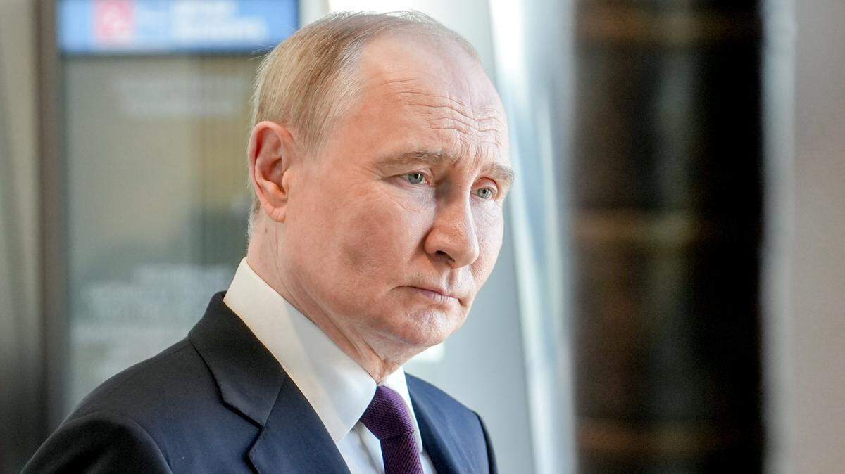 RUSIA, SAN PETERSBURGO - 5 DE JUNIO DE 2024: El presidente de Rusia, Vladimir Putin, es visto antes de una reunión con los editores en jefe de los principales medios de comunicación extranjeros al margen del Foro Económico Internacional de San Petersburgo de 2024 en el Centro Lakhta. 