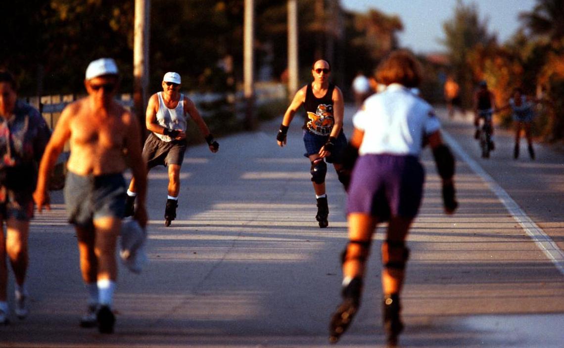 Hollywood Beach Broadwalk es un paraíso para el patinaje en línea antes del anochecer. Los patinadores deben serpentear a los viandantes que disfrutan su paseo por la rambla todos los días del año.