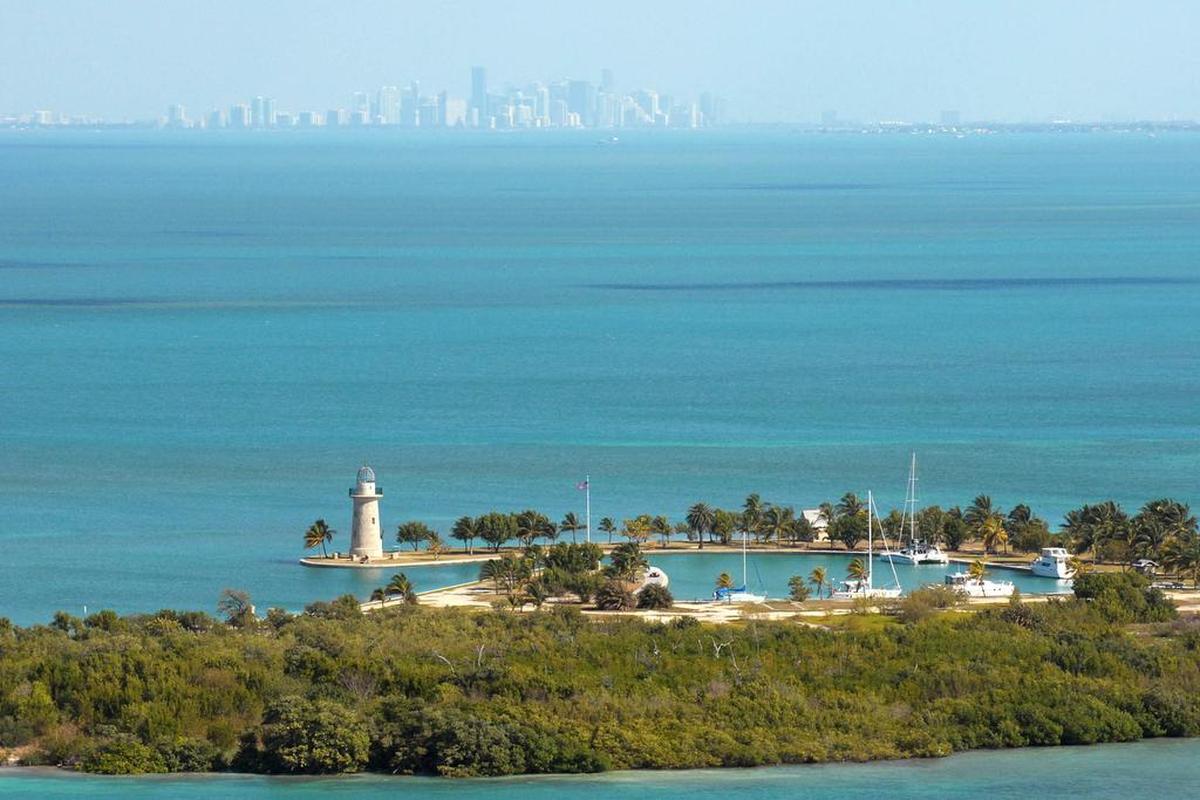 Deslumbrante vista de Boca Chita Key, uno de los lugares para acampar en medio del mar en el Parque Nacional Biscayne.