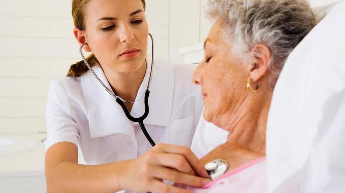 Una enfermera monitorea los latidos del corazón de una mujer de la tercera edad. Jupiterimages Getty Images