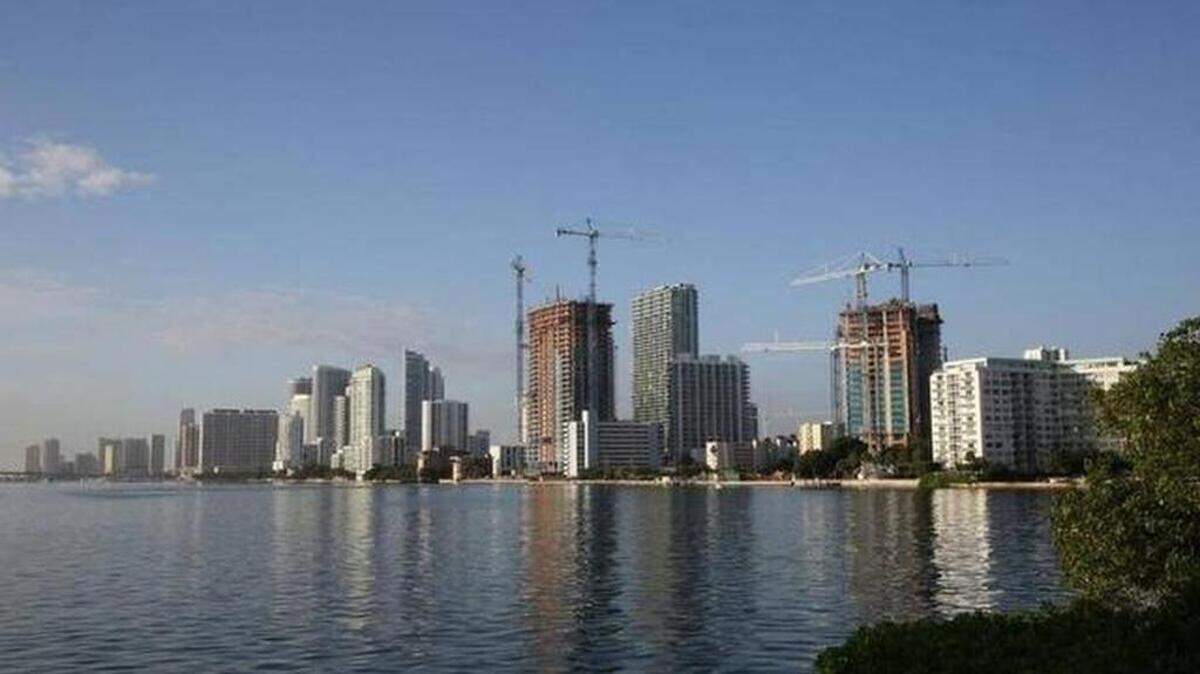 El costo general de comprar una vivienda en el sur de la Florida continúa subiendo, así lo reporta el reciente informe Douglas Elliman.