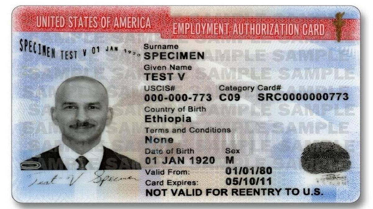 El documento de autorización de empleo (permiso de trabajo) acredita que los inmigrantes están autorizados a trabajar en Estados Unidos durante un tiempo determinado. USCIS anunció el martes un aumento en el periodo de extensión automática de la autorización de empleo.