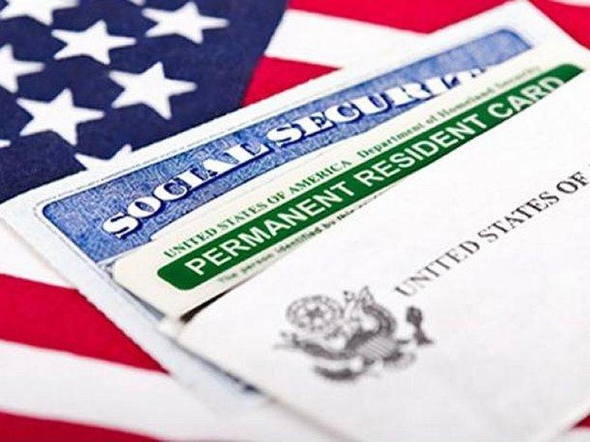 Si te encuentras fuera de EEUU en un viaje temporal cuando la tarjeta vence, y no has solicitado su renovación antes de tu partida del país, es preciso que te comuniques con el consulado de EEUU más cercano.