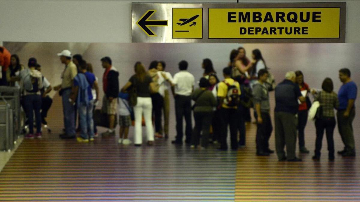 Pasajeros caminan rumbo a las puertas de embarque en el Aeropuerto Internacional Simón Bolívar en julio de 2014. La Florida es el destino predilecto de los venezolanos, pero muchos cometen fallas que entorpecen sus procesos migratorios.