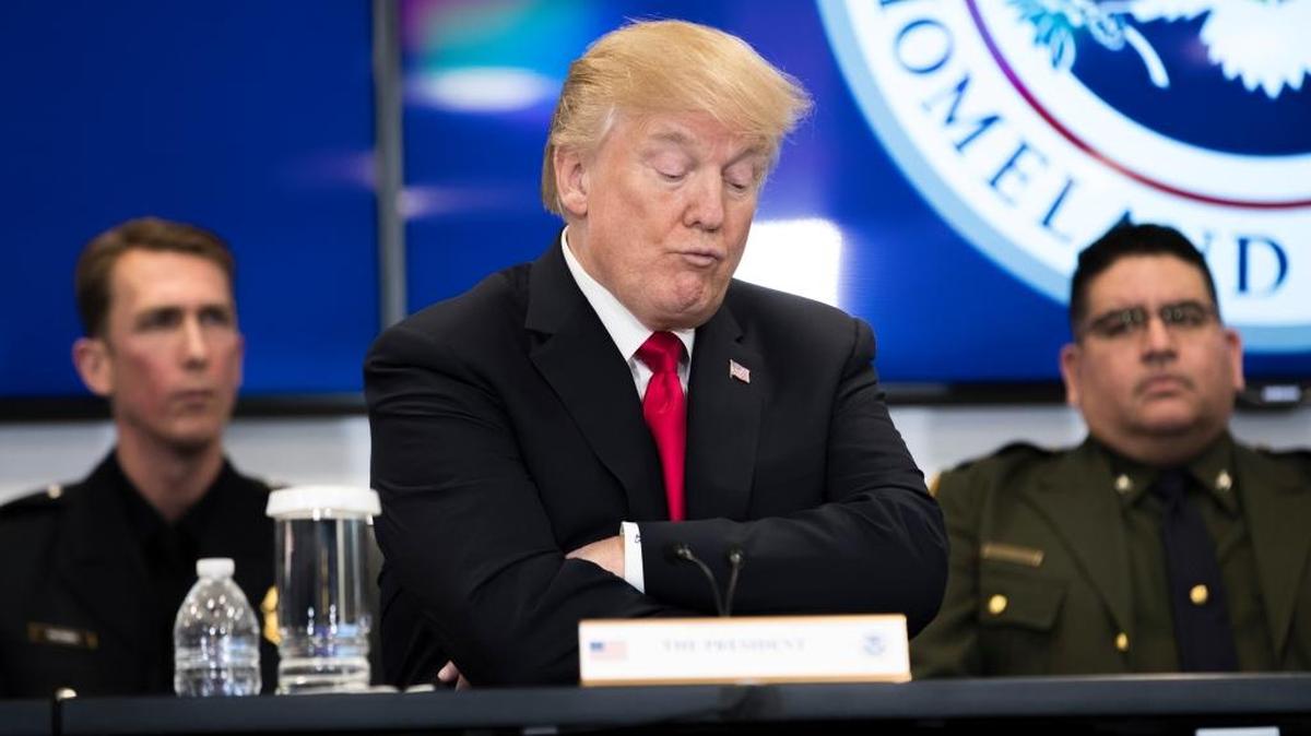 El presidente Donald Trump participa en un foro en un centro de la Policía de Inmigración y Aduanas en Sterling, Virginia, el 2 de febrero de 2018. Su gobierno aspira a endurecer el acceso a la residencia permanente de EEUU a inmigrantes legales que reciben asistencia social del gobierno.