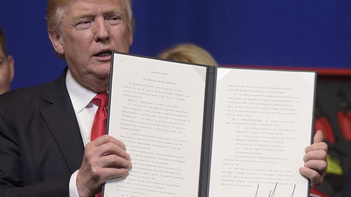 El presidente Donald Trump respalda una orden ejecutiva que firmó durante una visita a la sede del fabricante de herramientas Snap-on Inc., en Kenosha, Wisconsin, el martes, 18 de abril de 2017.