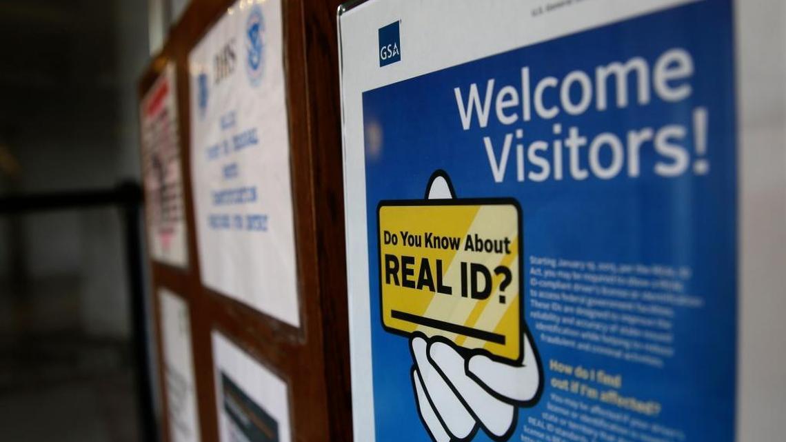Un cartel en una corte federal en Tacoma, Washington, informa a los visitantes sobre la ley REAL ID, que exige que las identificaciones emitidas por los estados cumplan con ciertos estándares de seguridad.