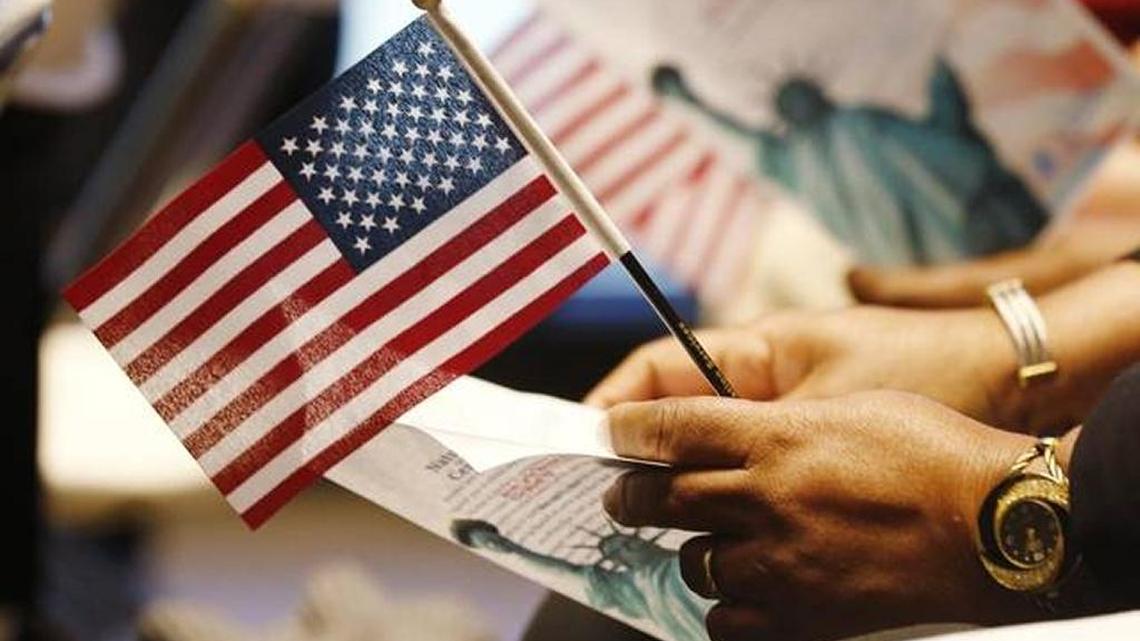 Un nuevo ciudadano con una bandera de Estados Unidos durante una ceremonia de juramentación en Fort Worth, Texas, el 21 de noviembre del 2016.