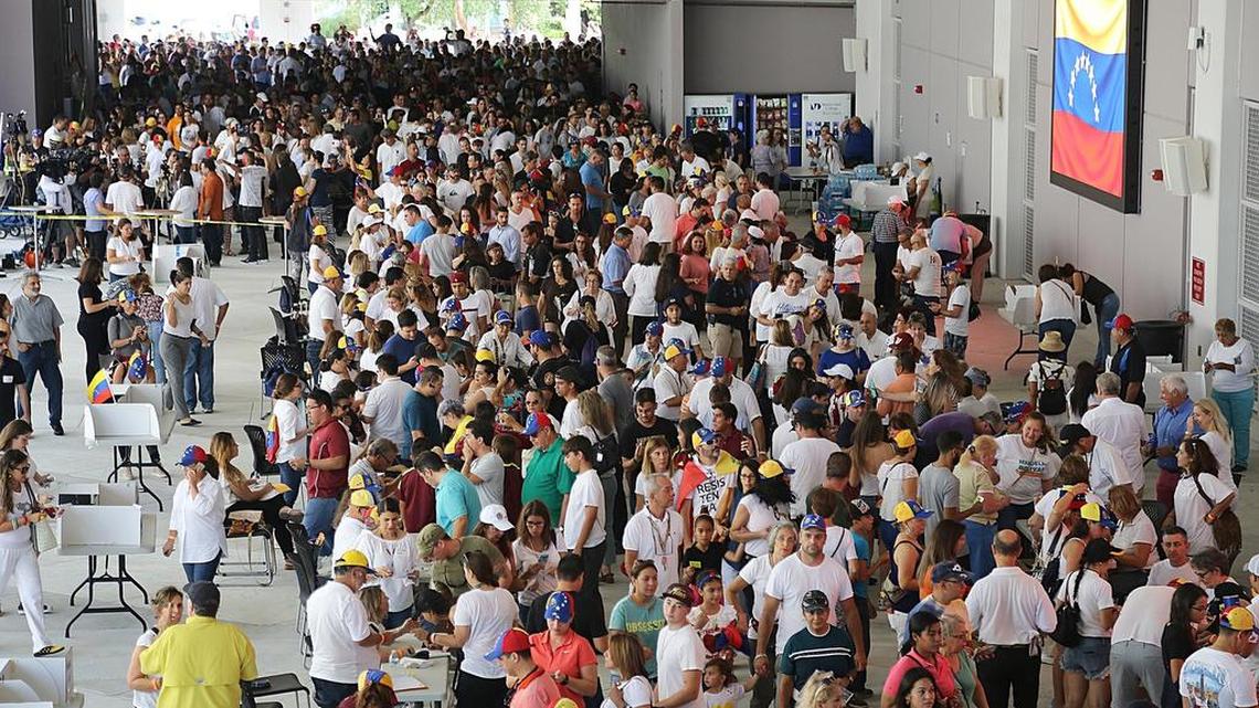 La mayor colonia de venezolanos en el exterior asistió masivamente a centros electorales como este en Doral para participar en la consulta popular convocada por la oposición al régimen de Nicolás Maduro el 16 de julio del 2017. Muchos han venido con visas de estudiante, trabajo, negocios e inversiones.