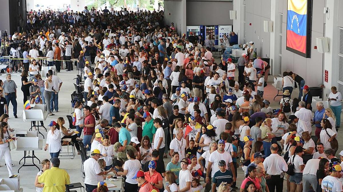 La mayor colonia de venezolanos en el exterior asistió masivamente a centros electorales como este en Doral para participar en la consulta popular convocada por la oposición al régimen de Nicolás Maduro el 16 de julio del 2017. Muchos han venido con visas de estudiante, trabajo, negocios e inversiones.