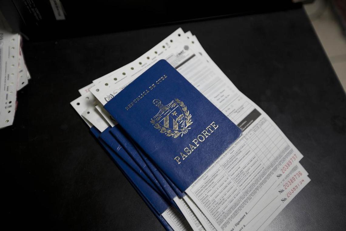 Pasaportes cubanos en una oficina de migración. Hay que seguir los pasos para llenar correctamente la declaración de apoyo financiero para patrocinar a familiar en Cuba con nuevo parole.